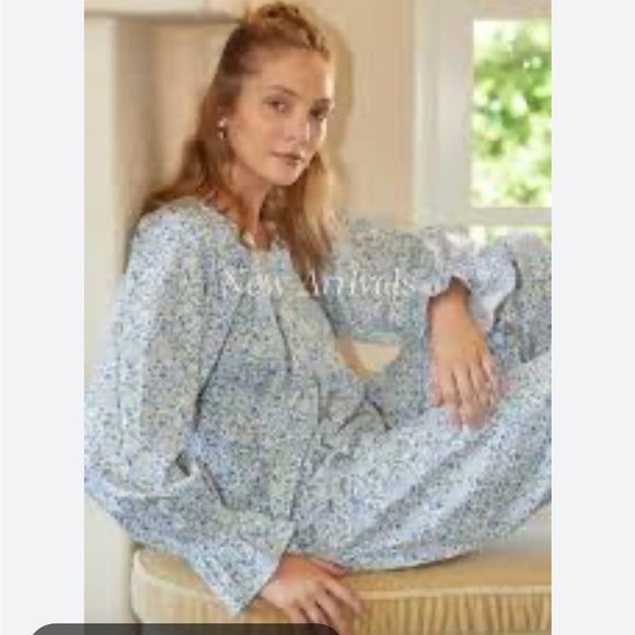 Elegant Blue Floral Women's Pajama Set - Picture 5 of 7